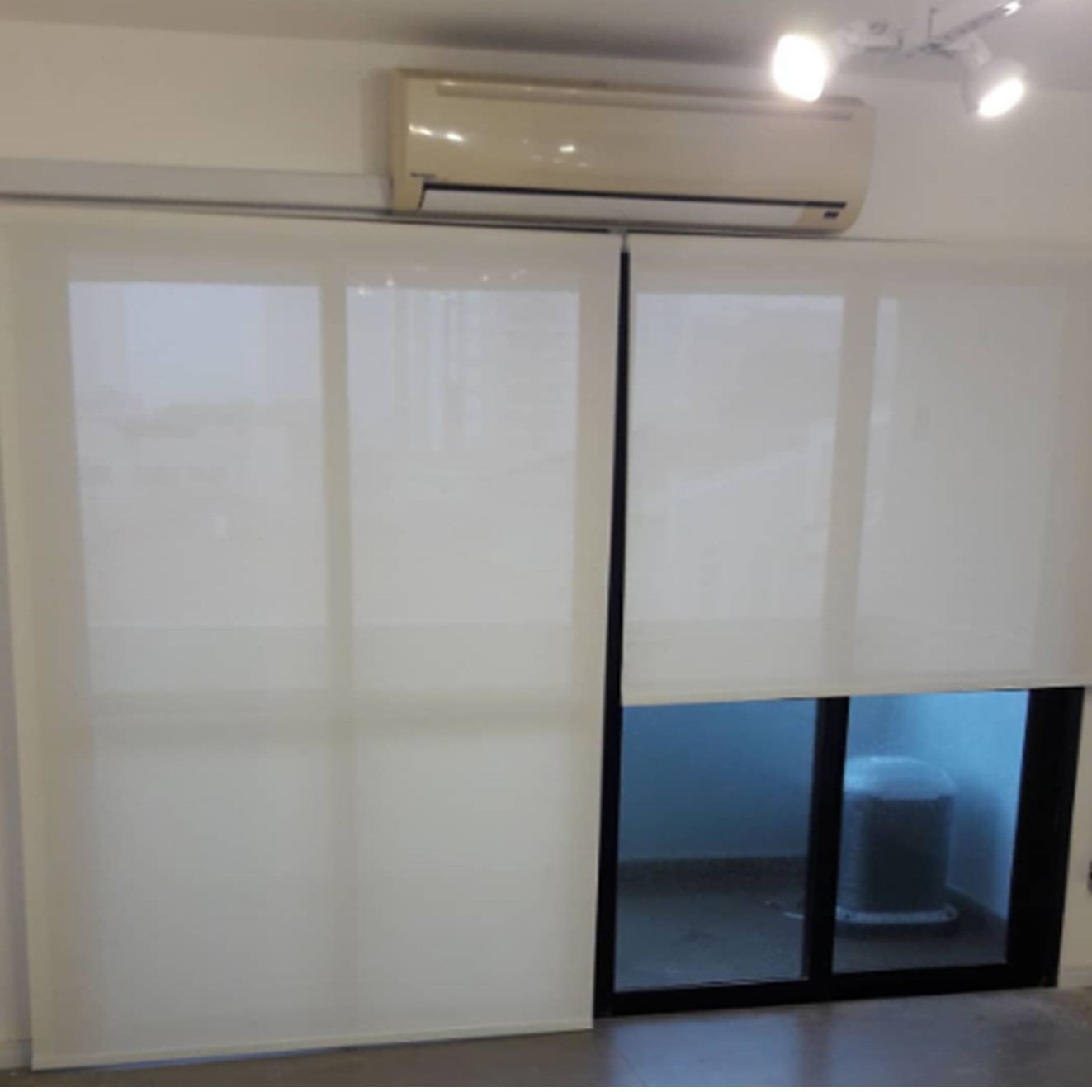 Detalhe de persianas rolô em porta balcão